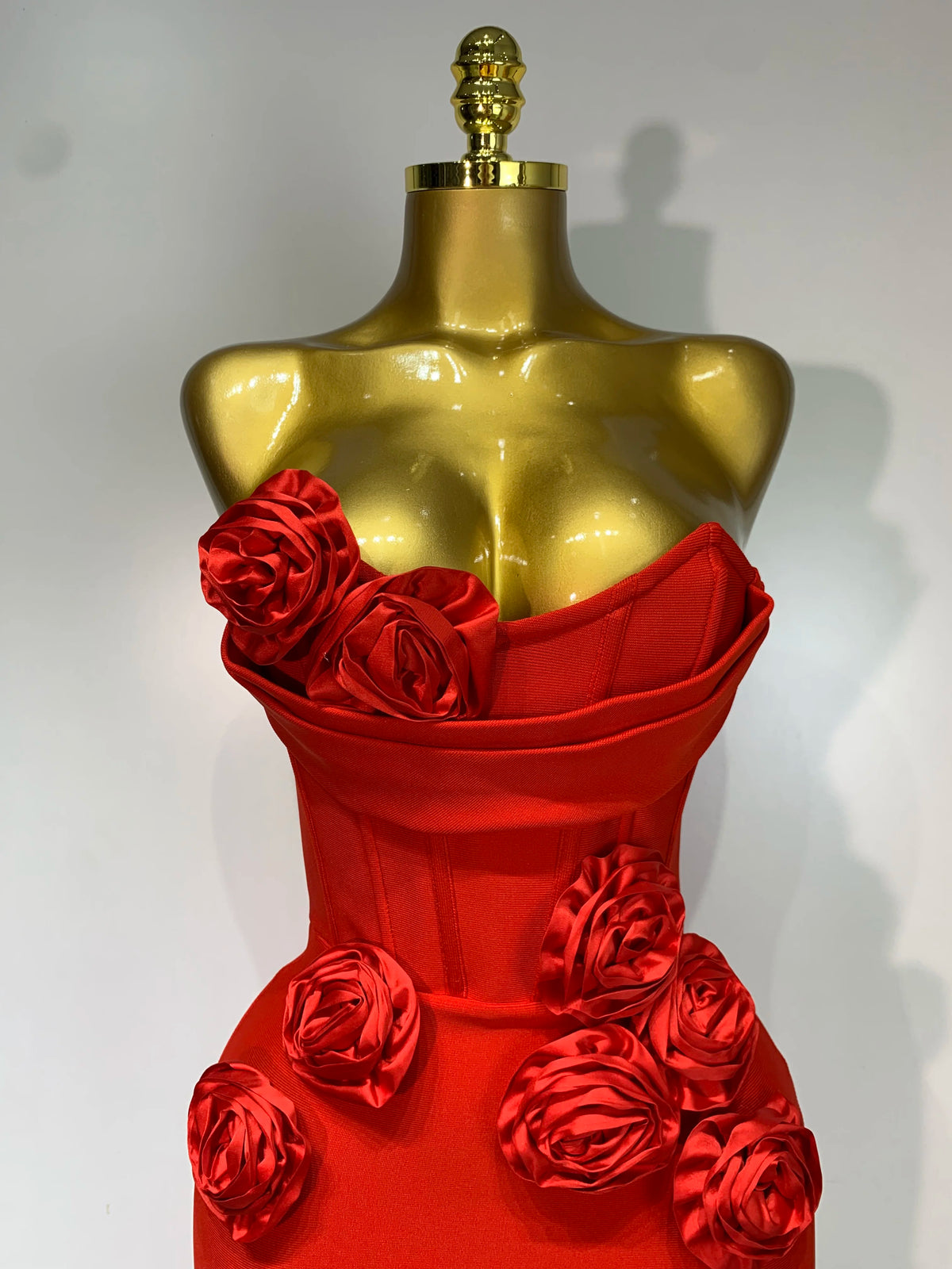 2025 Le più nuove donne sexy senza spalline backless fiore rosso vestito dalla fasciatura midi Celebirty eleganti abiti da sera per feste di compleanno