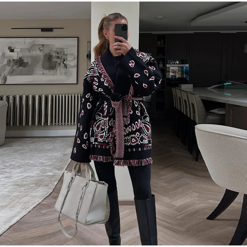 Cardigan da donna in maglia con stampa zebrata e frange, modello ampio con scollo a V, maniche lunghe, cintura, maglione caldo e spesso, collezione autunno 2026.
