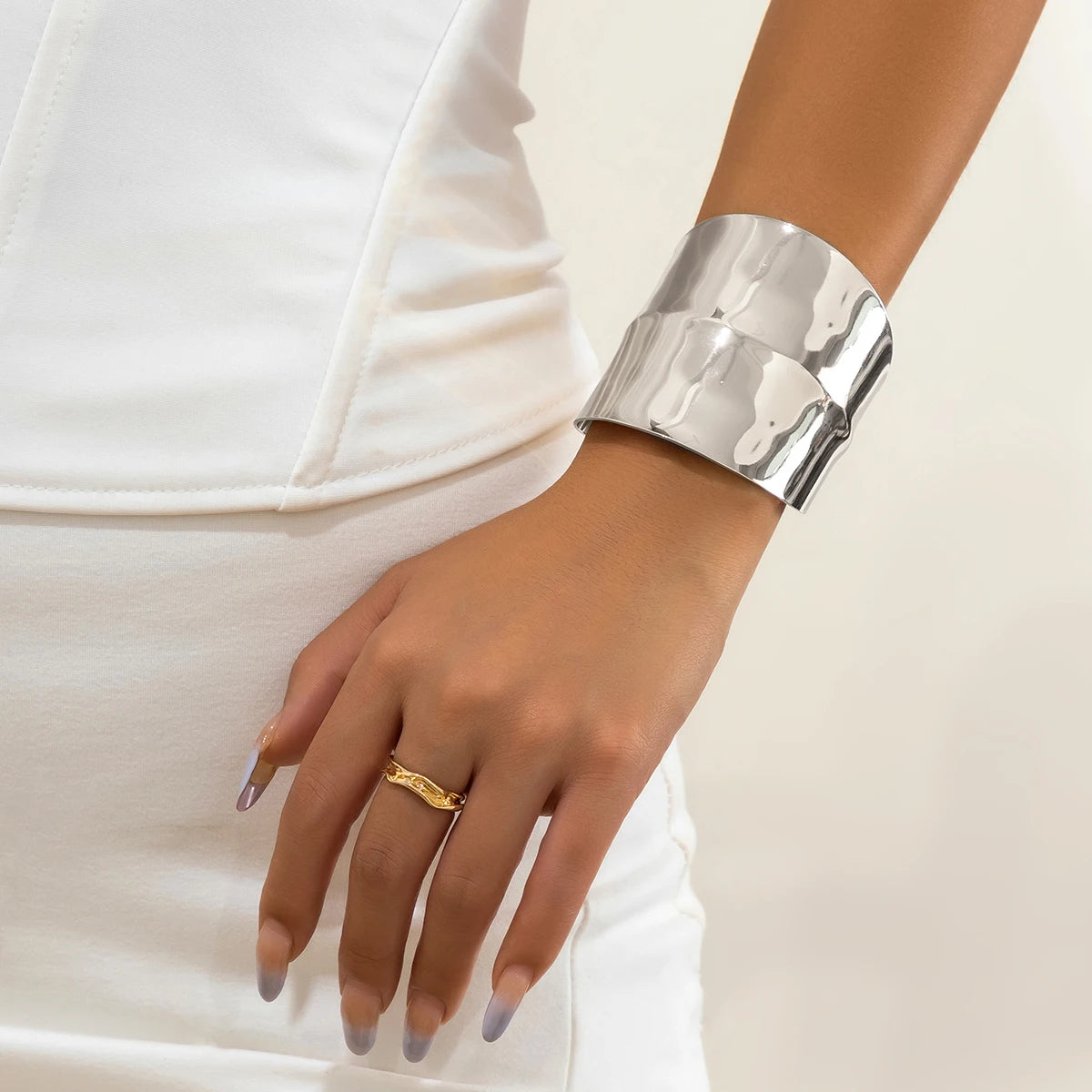 Salircon Bracciale aperto con polsino largo asimmetrico gotico Estetica punk Bracciale regolabile Gioielli da donna per feste di moda