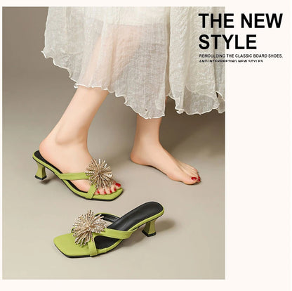 Damen-Sommersandalen 2026 Neue High-End-Outdoor-Trend-Strass-Sandalen mit klobigem Absatz