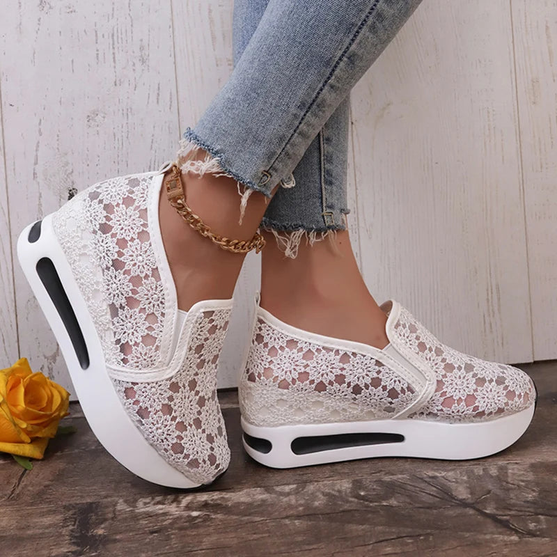 Scarpe da ginnastica con plateau ricamate alla moda per donna 2025 Scarpe sportive estive in mesh traspirante Scarpe casual slip on con suola spessa da donna
