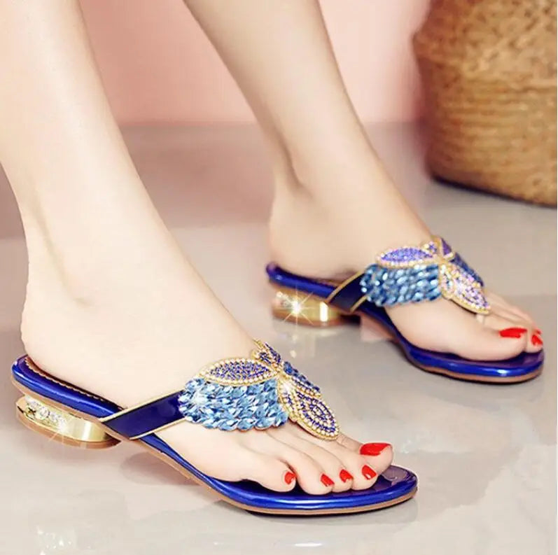 Nuove pantofole con diamanti d'acqua per capispalla estivi da donna, scarpe da spiaggia bohémien con tacco basso, infradito per le vacanze, sandali all'ingrosso