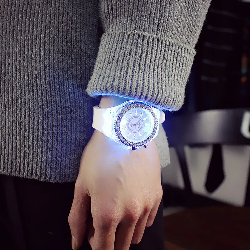 led Flash Orologio luminoso Tendenze della personalità studenti amanti gelatine donna orologi da uomo 7 colori luce Orologio da polso bayan kol saati