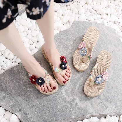 Estate nuovi sandali 2025 infradito pantofola da spiaggia con comode pantofole piatte carine alla moda per le donne piattaforma calda