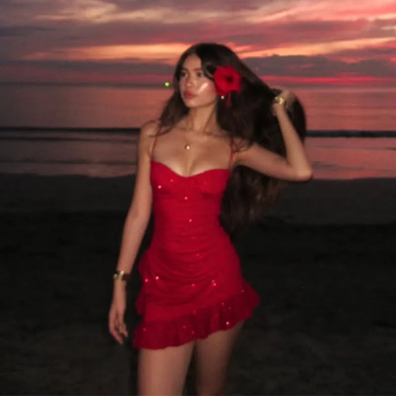 Mini abito sexy con volant glitterato da donna Abiti da spiaggia asimmetrici rossi senza schienale per feste 2025 Abiti aderenti aderenti aderenti primavera estate
