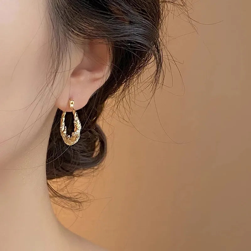 Orecchini a Cerchio Huitan con Design Intrecciato per Donne, Accessori di Lusso Color Oro con Zirconi Brillanti per Matrimoni e Fidanzamenti