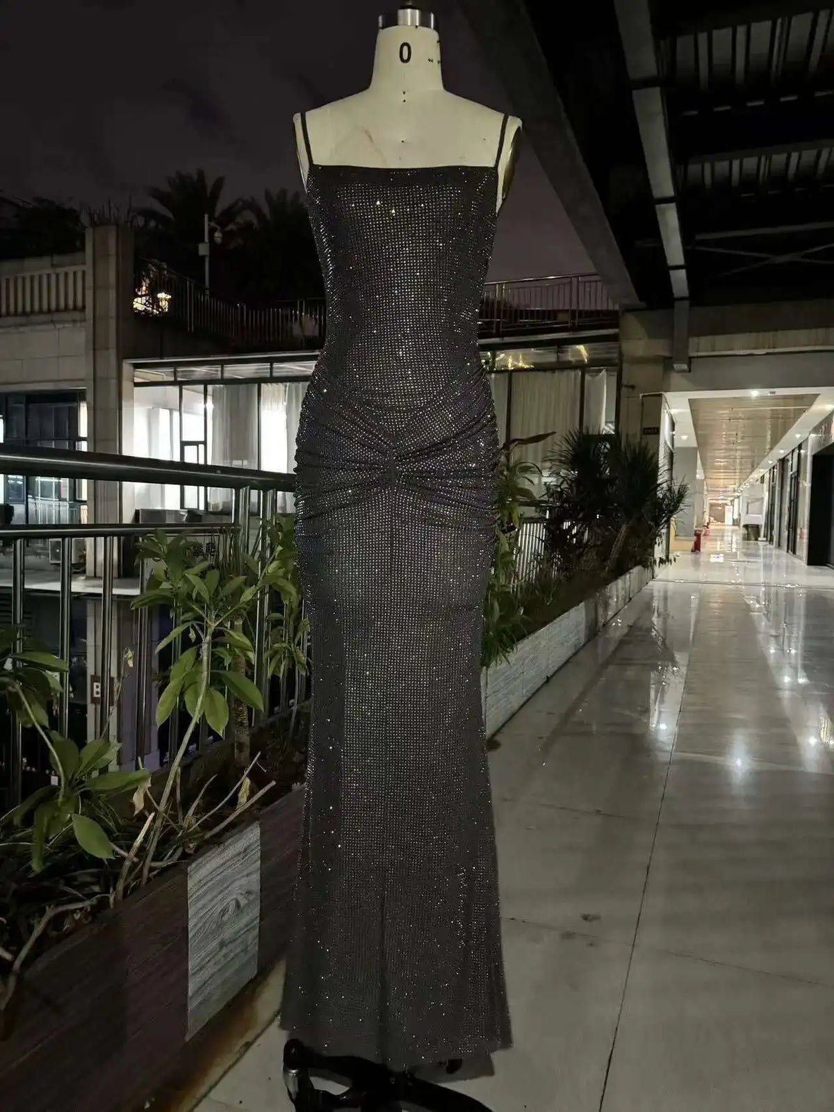 DEAT Moda Grigio Hot Drilling Spaghetti Strap Dress Donna Slim Fit Backless Pieghe Split Abiti lunghi fino al pavimento Nuova marea 7AB8510