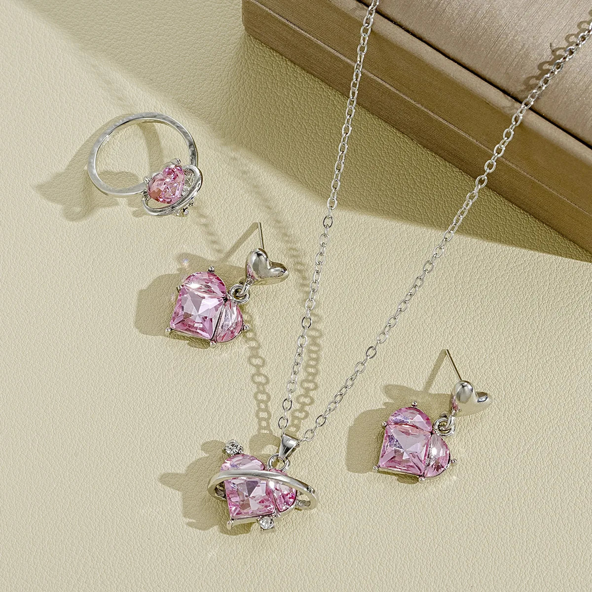 4 pezzi Love Pink Cristalli Orecchini dolci Collane e anelli Set di gioielli Leggero e versatile per le donne Regalo per la festa della mamma