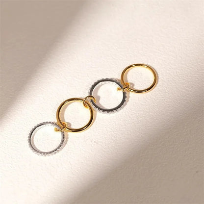 Un anello di gioielli in rame a quattro anelli bicolore di nicchia, ipoallergenico, stile Ins, artefatto impilabile, adatto per gioielli di giovani donne