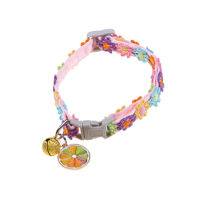 Forniture per collane per animali domestici Collare per gatti con fiori in pizzo colorato Gioielli per cani Fascia per collo Campana Forniture essenziali per animali domestici Collare per gatti con archetto da collo