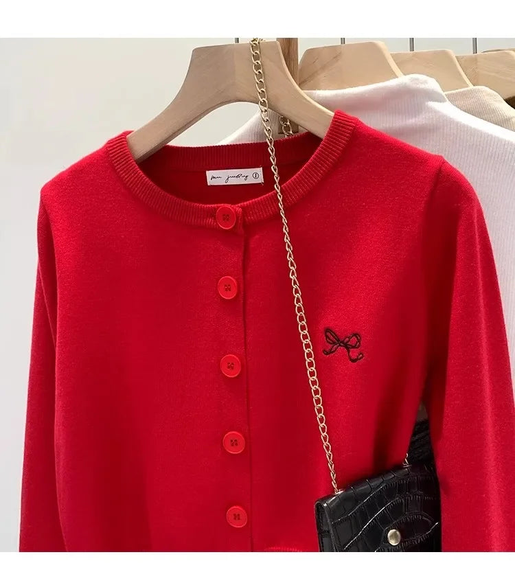 Maglione da donna autunno inverno 2026, cardigan in maglia ricamato che valorizza la figura, design unico e chic coreano, maglione in maglia, capo esterno, top