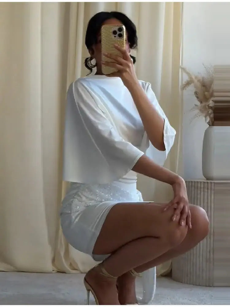 Elegante Mini Abito Bianco di Tendenza con Maniche a Pipistrello, Paillettes, Patchwork, Vita Arricciata e Laccetti, Vestito Aderente da Sera per Feste da Donna