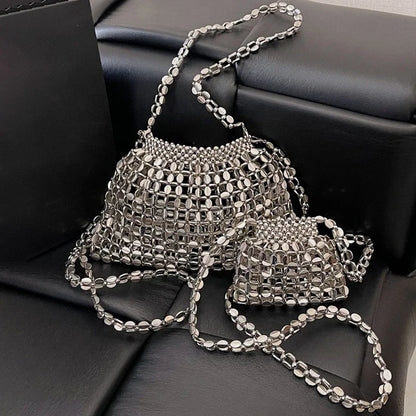 Borsa a tracolla intrecciata con perline fatta a mano di lusso francese leggera Borsa a tracolla versatile cava con design estivo in metallo 2025 per donna