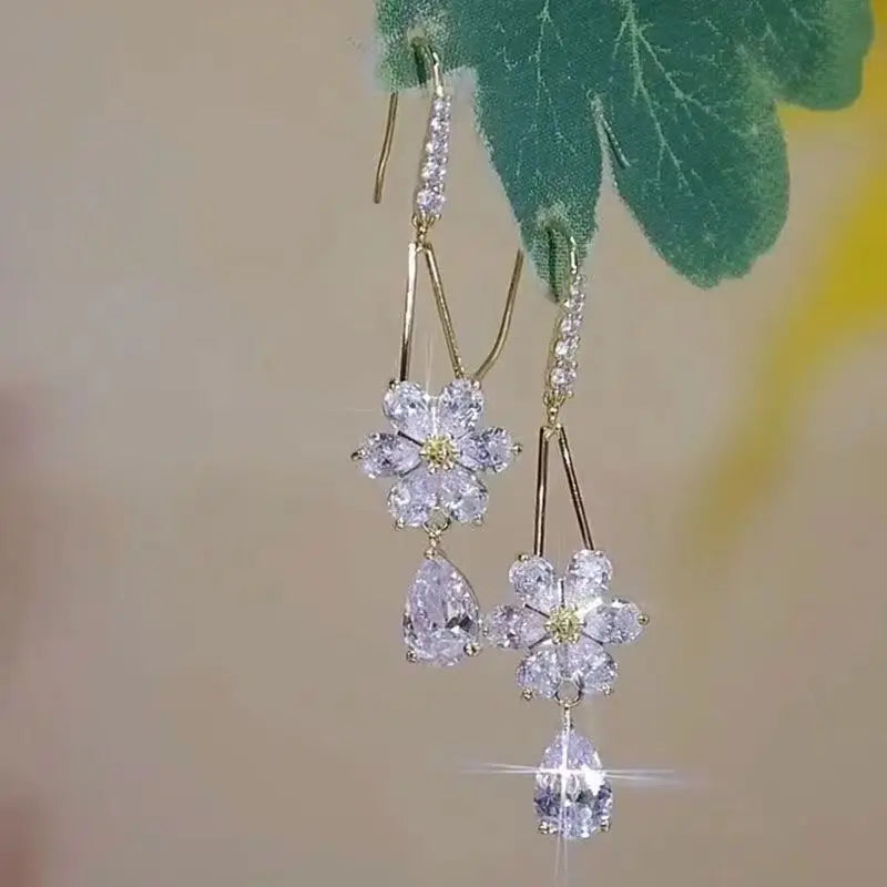 Orecchini lunghi con nappa con fiocco di neve con strass scintillanti per le donne Squisito orecchino a goccia con fiore in zircone di cristallo Gioielli natalizi