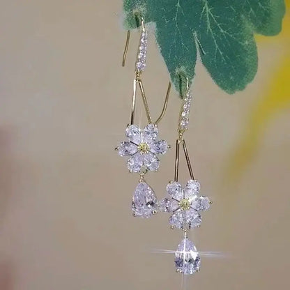 Orecchini lunghi con nappa con fiocco di neve con strass scintillanti per le donne Squisito orecchino a goccia con fiore in zircone di cristallo Gioielli natalizi