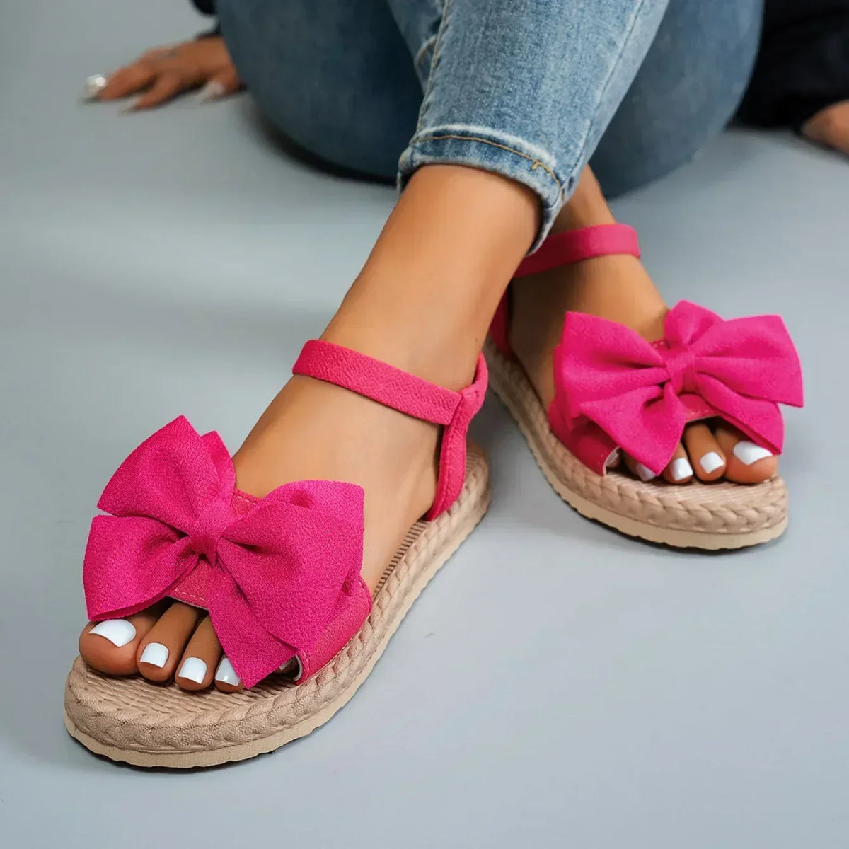 Damen-Sandalen 2025 Neue leichte Sommer-Sandalen, modische lässige Strand-Hausschuhe, flache Outdoor-Schuhe mit Schleife, Plateau-Haussandalen