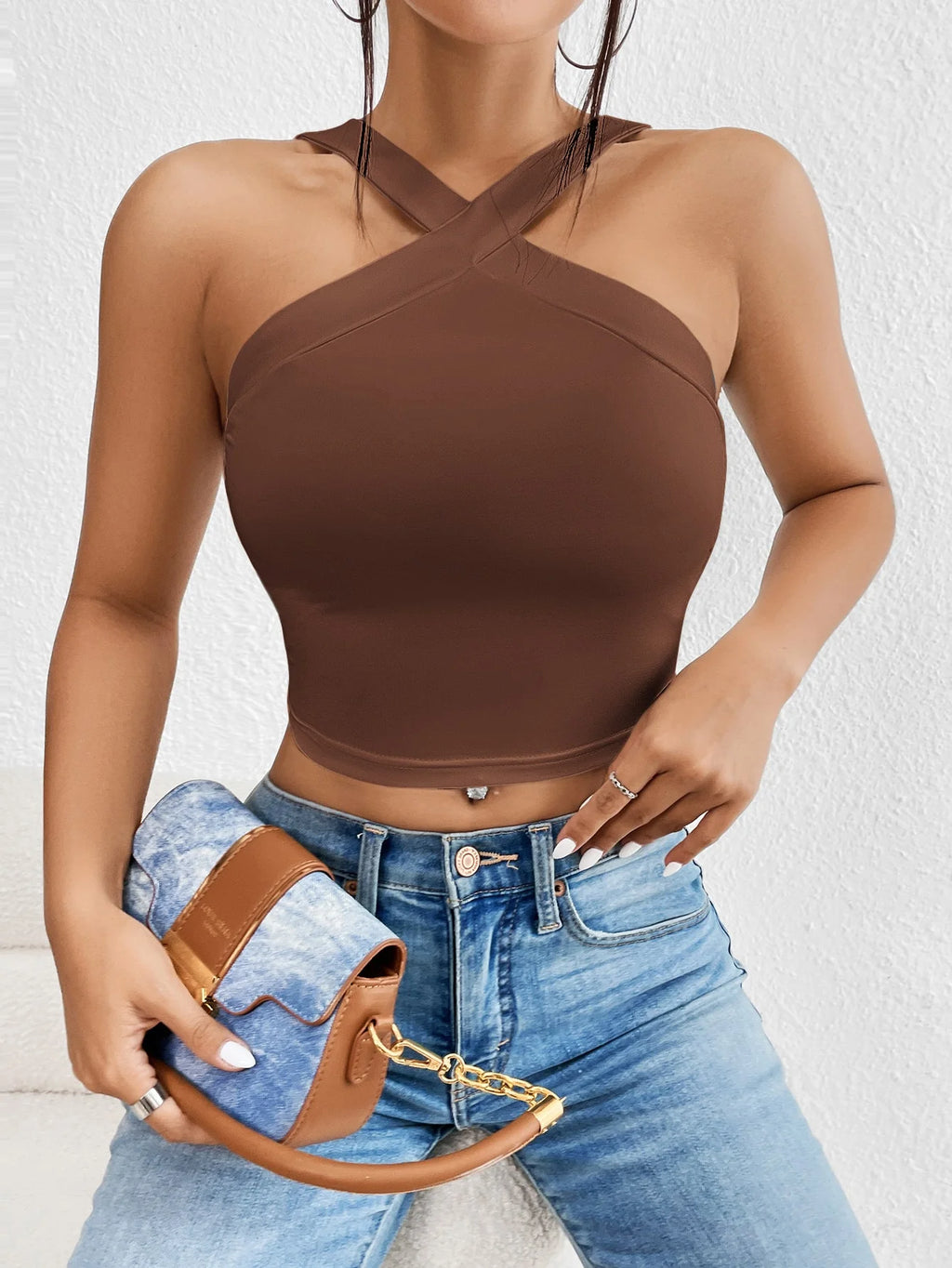Ein neues, sommerliches, sexy Neckholder-Top, einfarbig, schlankmachendes, kurzes Neckholder-Top
