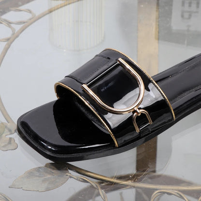Pantofole da donna nell'estate 2025 con fondo piatto in metallo, nuova moda, punta quadrata, scarpe da donna con tacco basso all'aperto alla moda