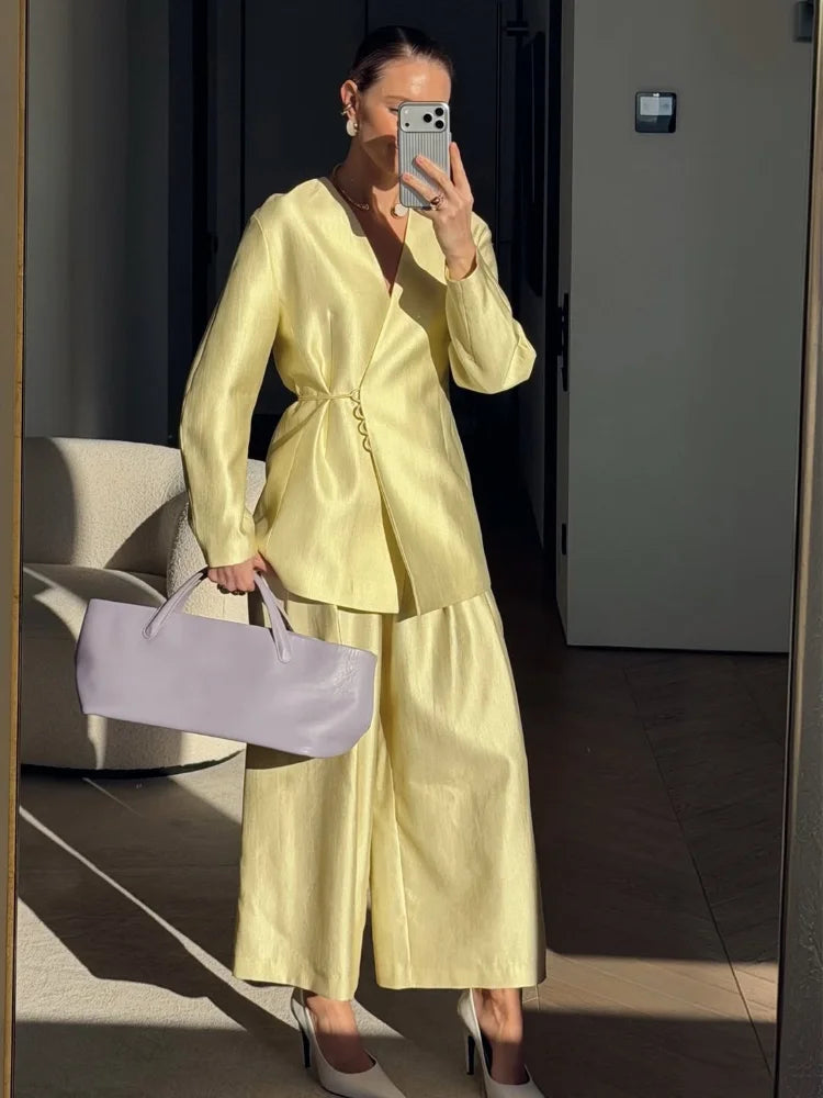 Completo Elegante da Donna: Top a Maniche Lunghe con Scollo a V e Pizzo, Pantaloni a Gamba Larga, Completo Femminile in Raso Tinta Unita Primavera Estate 2026