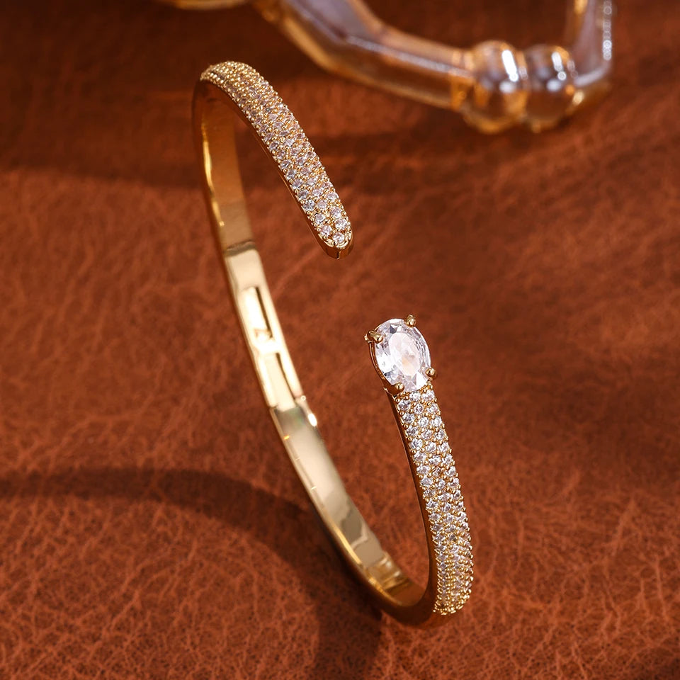 Braccialetti con polsino color oro con geometria di lusso per le donne Braccialetti con zirconi cubici alla moda INS Gioielli per feste quotidiane.