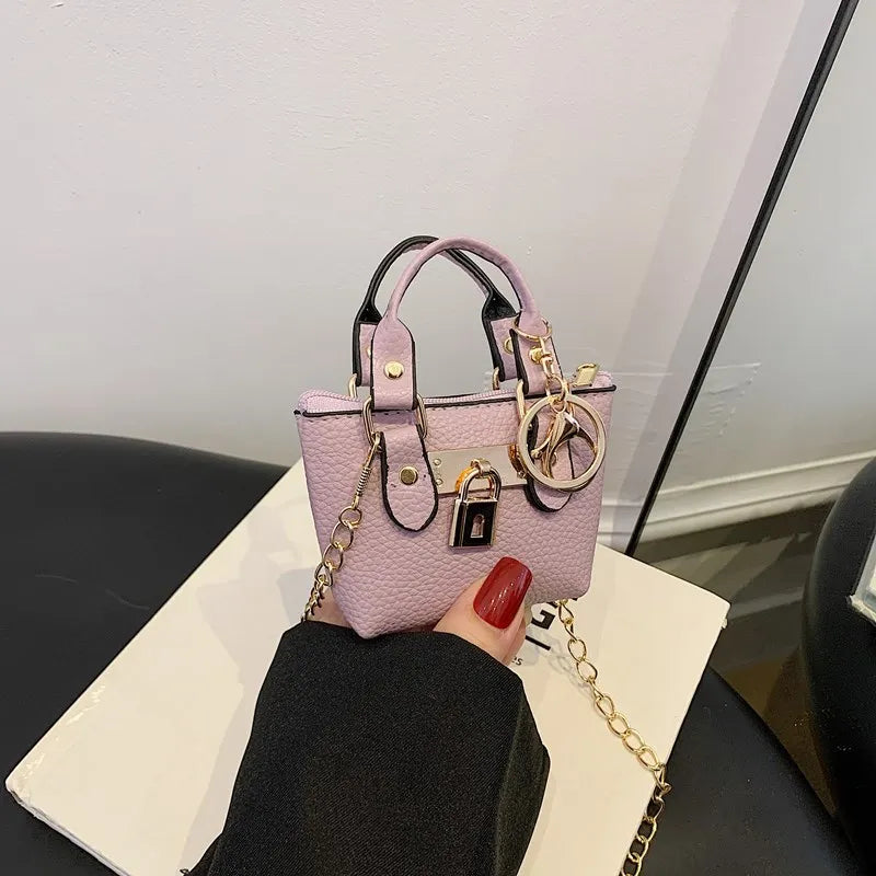Borsa quadrata piccola da ragazza a tracolla per l'estate 2025, i nuovi bambini classici che portano una borsa a tracolla monospalla. portachiavi portafoglio