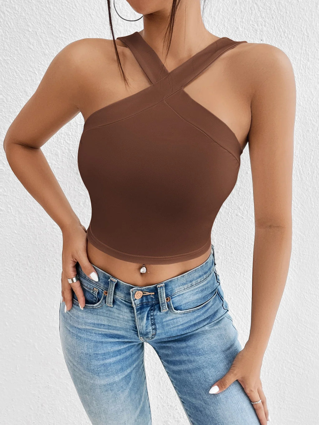 Ein neues, sommerliches, sexy Neckholder-Top, einfarbig, schlankmachendes, kurzes Neckholder-Top