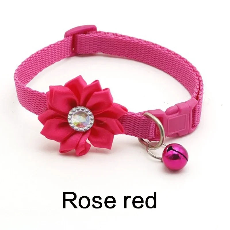 Collare carino colorato per cani e gatti collare regolabile con campana di fiori con collare a campana forniture per animali domestici 7 colori sono disponibili