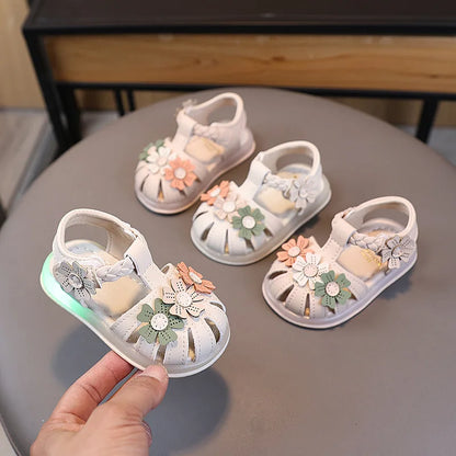 Leichte LED-Kinderschuhe in neuer Mode für den Sommer – schlichte und vielseitige Retro-Mädchenschuhe – elegante und leichte Prinzessinnen-Blumen-Kindersandalen