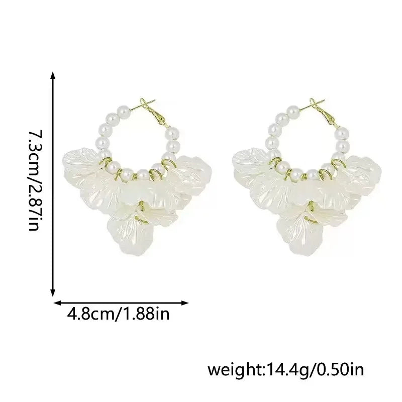 Eleganti orecchini con fiori di perle bianche imitazione: design a petalo con pendente lungo, perfetti per abbigliamento casual o feste, accessori per feste