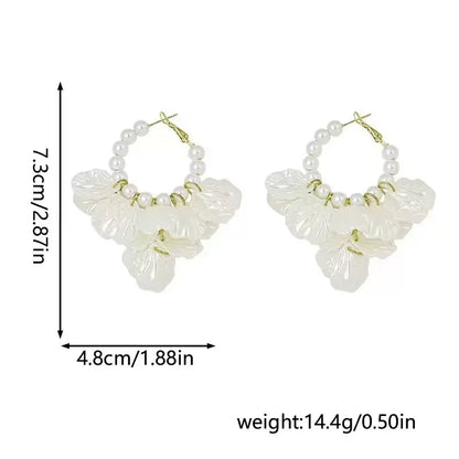 Eleganti orecchini con fiori di perle bianche imitazione: design a petalo con pendente lungo, perfetti per abbigliamento casual o feste, accessori per feste