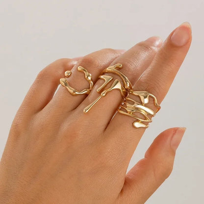 Il nuovo stile del 2025 di galvanica scavata, con un anello dorato cavo largo, regalo di gioielli semplice e alla moda adatto
