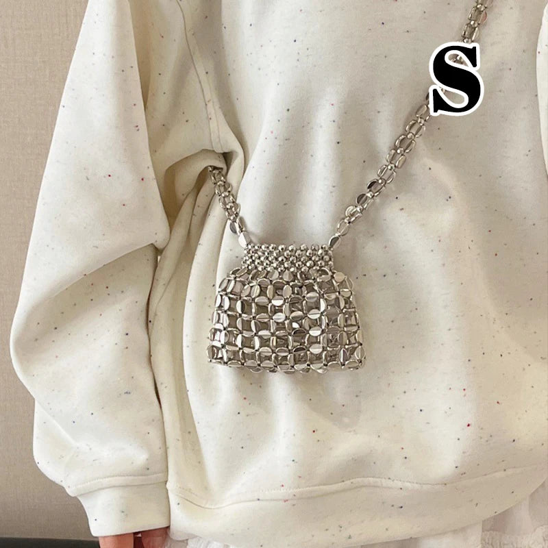 Borsa a tracolla intrecciata con perline fatta a mano di lusso francese leggera Borsa a tracolla versatile cava con design estivo in metallo 2025 per donna