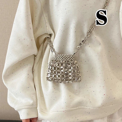 Borsa a tracolla intrecciata con perline fatta a mano di lusso francese leggera Borsa a tracolla versatile cava con design estivo in metallo 2025 per donna
