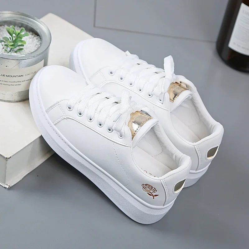 2025 Primavera ed estate Nuove scarpe da donna Scarpe casual stile sportivo ventilato in pelle Scarpe da tavolo Piccole scarpe bianche INS Low Top