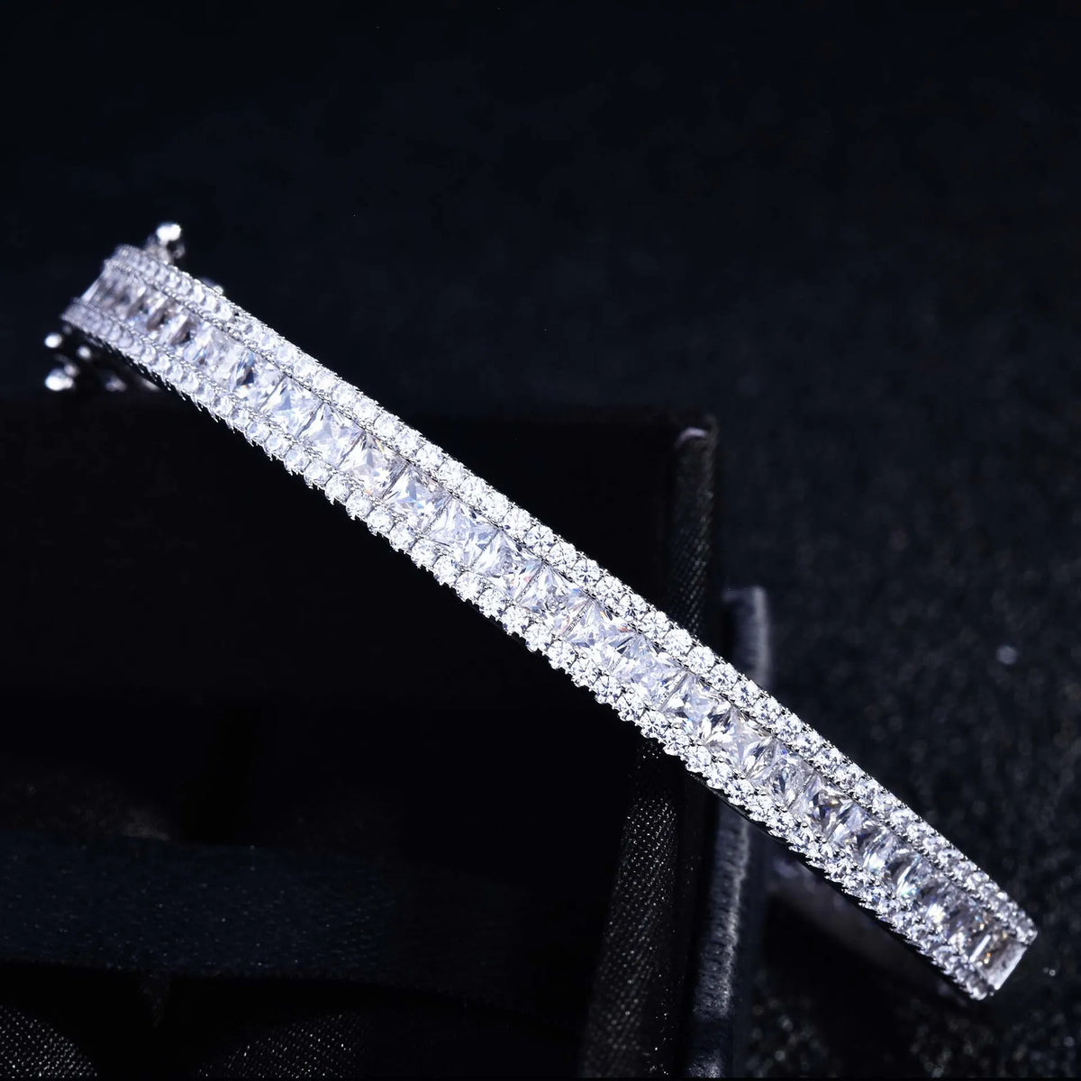 Bracelet manchette plaqué platine Zircone cubique Dégradé arc-en-ciel Cadeau de bijoux pour femme Anniversaire de mariage Bijoux de luxe