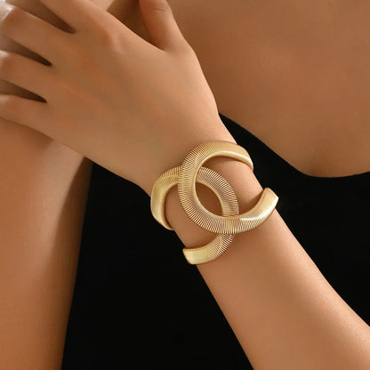 Bracelet de niche pour femmes, style européen et américain simple, bijoux de mode avec design personnalisé à ressort pliable et enveloppant