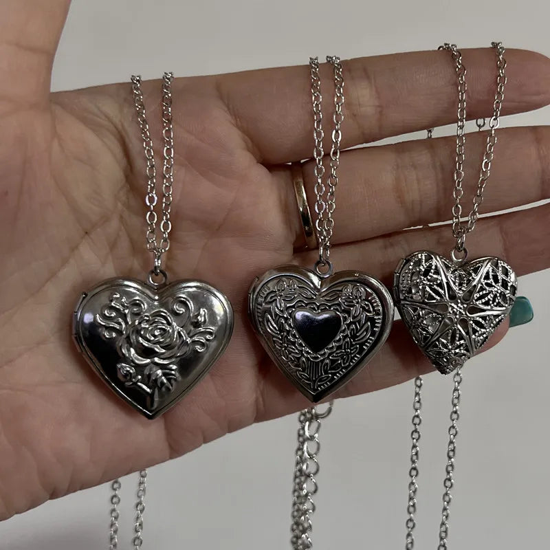 Ciondolo con medaglione a forma di cuore romantico apribile Collana con ciondolo con cornice per foto in acciaio inossidabile color argento femminile per regalo di gioielli da donna