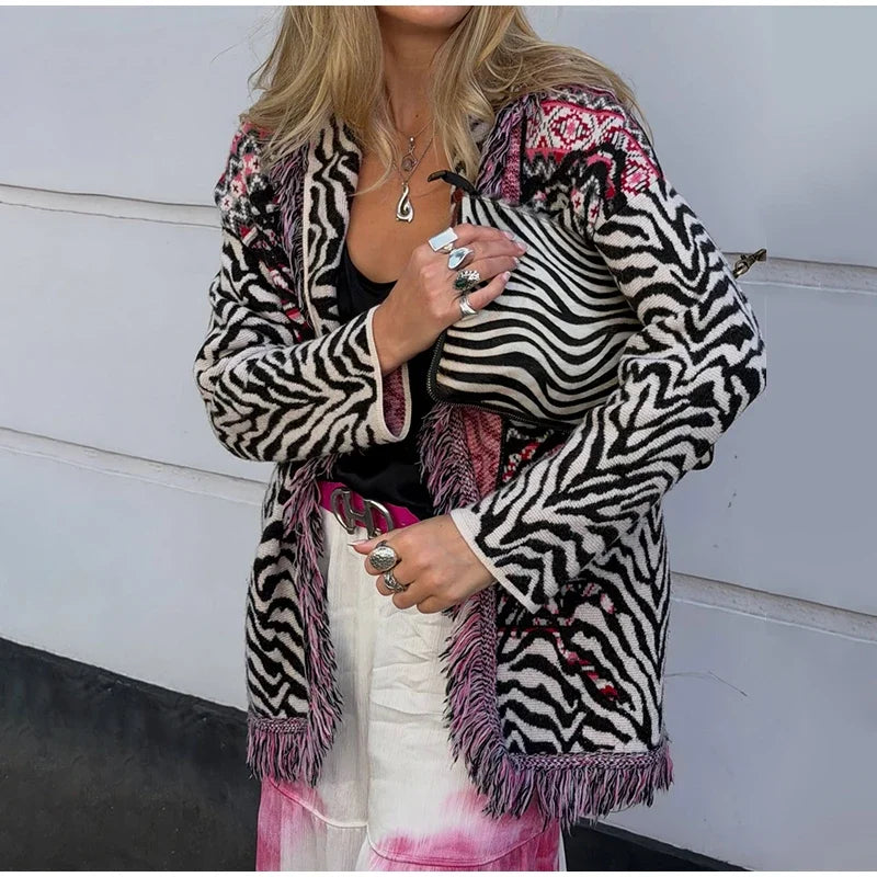 Cardigan da donna in maglia con stampa zebrata e frange, modello ampio con scollo a V, maniche lunghe, cintura, maglione caldo e spesso, collezione autunno 2026.