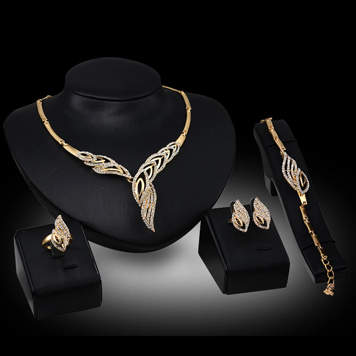 Parures de bijoux pour femmes en métal avec boucles d'oreilles, colliers, bracelets et bagues au design à la mode, adaptés aux banquets et aux cadeaux de fin d'année.