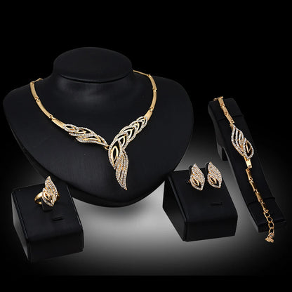 Parures de bijoux pour femmes en métal avec boucles d'oreilles, colliers, bracelets et bagues au design à la mode, adaptés aux banquets et aux cadeaux de fin d'année.