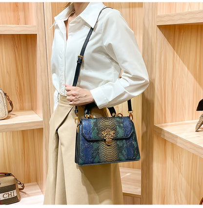 Borsa da donna leggera di marca di lusso per la primavera e l'estate 2025, borsa a tracolla di alta qualità del designer, borsa a tracolla alla moda,