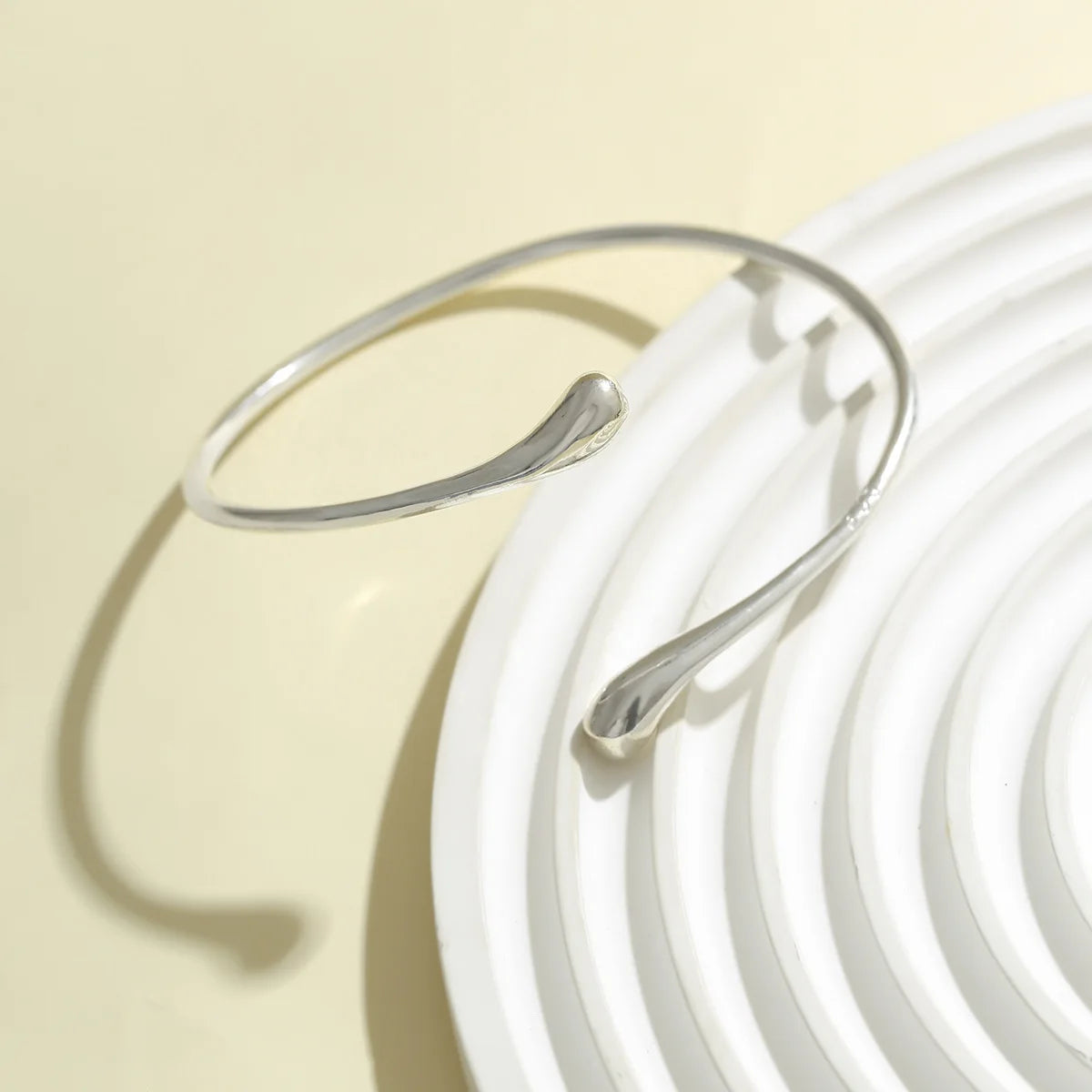 FTCY Bracciale vintage semplice sul braccio superiore per donna Braccialetti geometrici alla moda a forma di goccia d'acqua Gioielli da donna regolabili