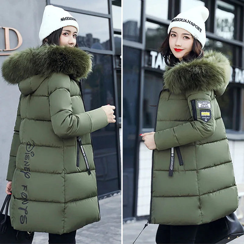 Parka Invernale da Donna con Cappuccio e Collo in Pelliccia, Giacca Lunga Elegante con Zip e Patch con Lettere, Calda e Spessa, Capospalla Femminile per la Neve