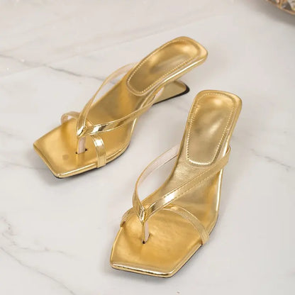 Damen-Sommersandalen, neu, aus weichem Leder mit eckiger Zehenpartie und Zehensteg, schmalem, modischem Riemen, schlankem Absatz, weicher Sohle