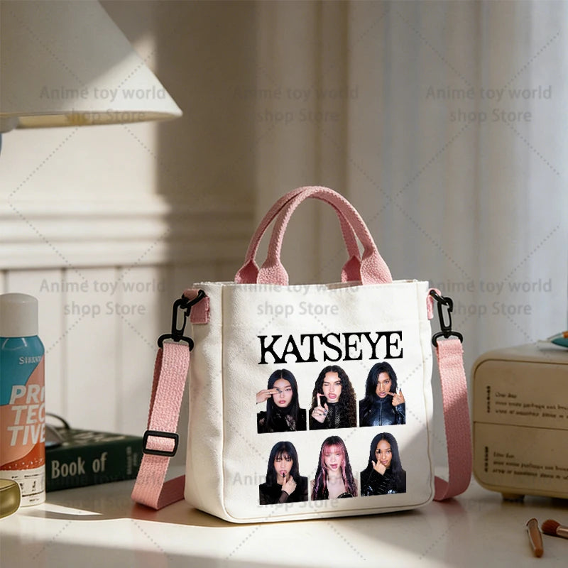KATSEYE Borse di tela da donna Borsa a tracolla per ragazze Borse tote moda Ragazza Borsa tote per cartoni animati Borsa di grande capacità Borse per la spesa Regalo