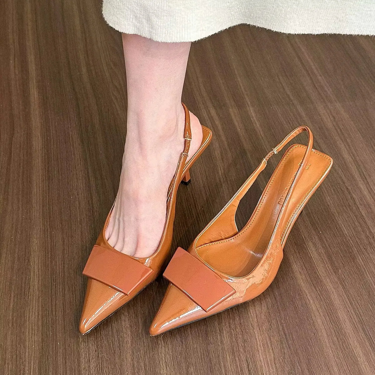 Sandales d'été 2026 pour femme à talon haut, chaussures élégantes à bout pointu avec bride arrière, design tendance pour banquets et fêtes