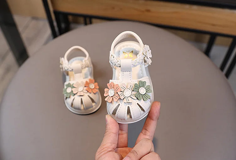 Leichte LED-Kinderschuhe in neuer Mode für den Sommer – schlichte und vielseitige Retro-Mädchenschuhe – elegante und leichte Prinzessinnen-Blumen-Kindersandalen