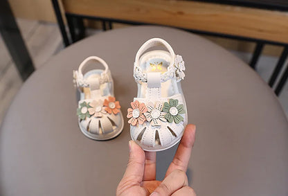 Leichte LED-Kinderschuhe in neuer Mode für den Sommer – schlichte und vielseitige Retro-Mädchenschuhe – elegante und leichte Prinzessinnen-Blumen-Kindersandalen