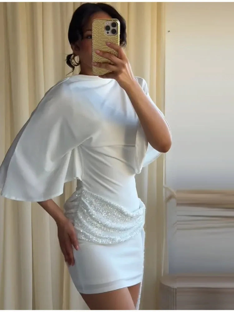 Elegante Mini Abito Bianco di Tendenza con Maniche a Pipistrello, Paillettes, Patchwork, Vita Arricciata e Laccetti, Vestito Aderente da Sera per Feste da Donna