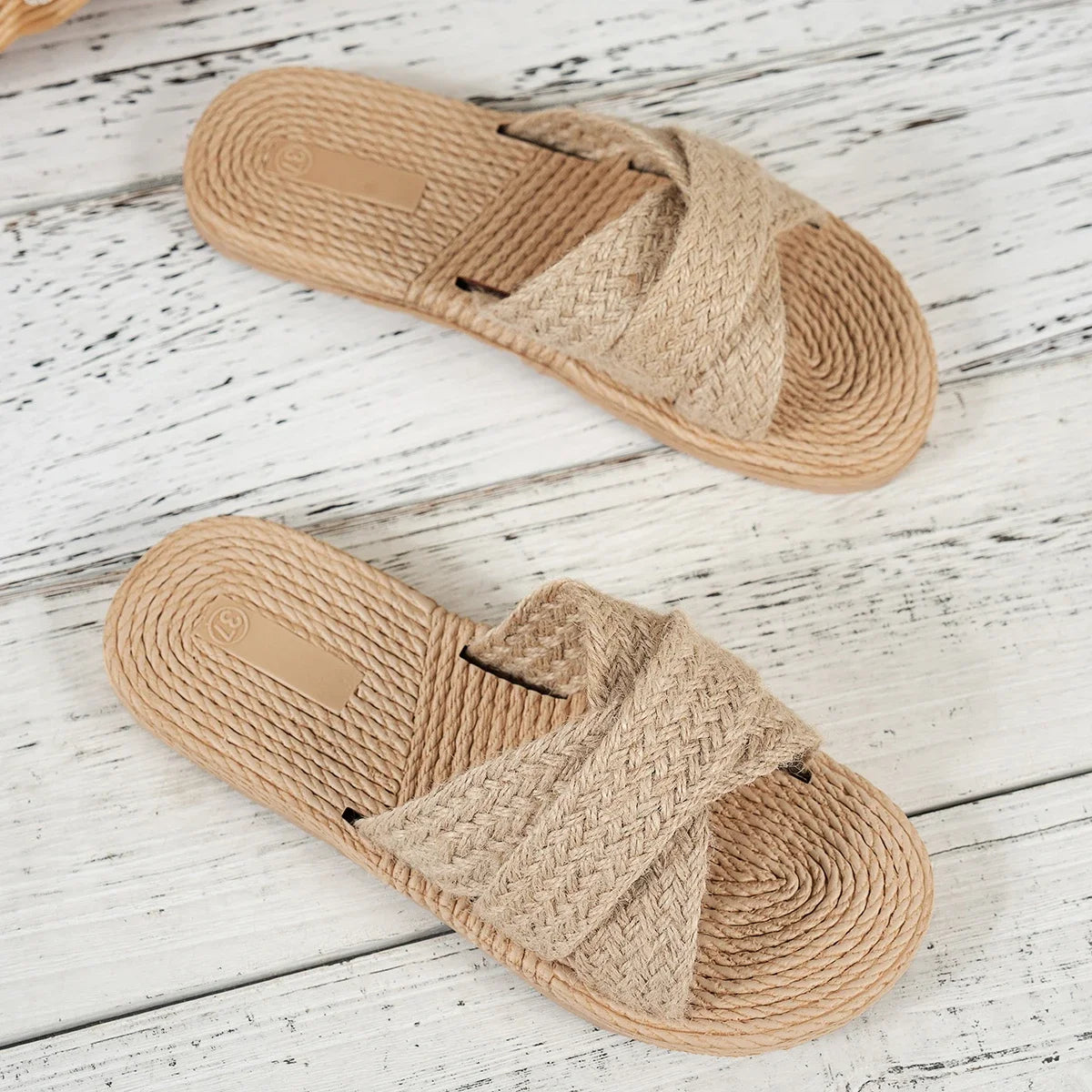 Damen-Hausschuhe Sommer Mode Trend Strohsandalen Strandpantoffeln für drinnen und draußen Freizeit-Flachschuhe Spielehersteller präsentieren Zapatos De Mujer